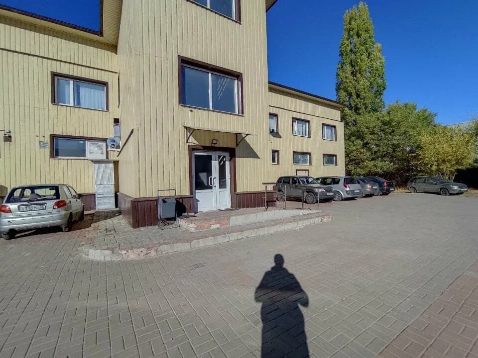 Вид здания со стороны парковки